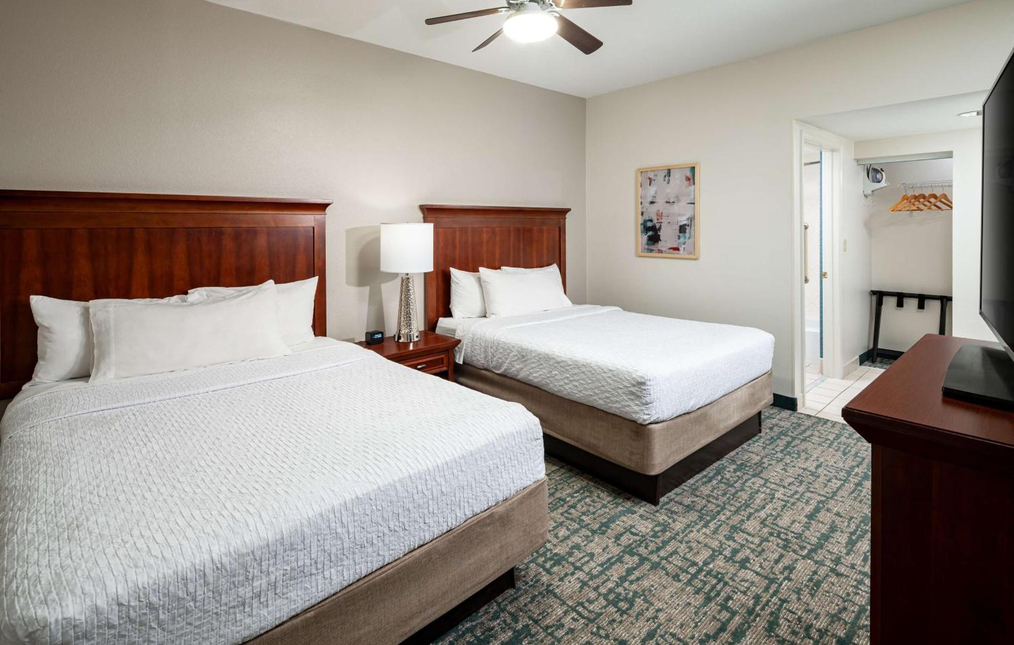 Two Bedroom Suite One King Two Queen Beds Non-Smoking,1552123453:JPEG